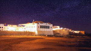 Lumières de maison de plage de qualité marine au Maroc.