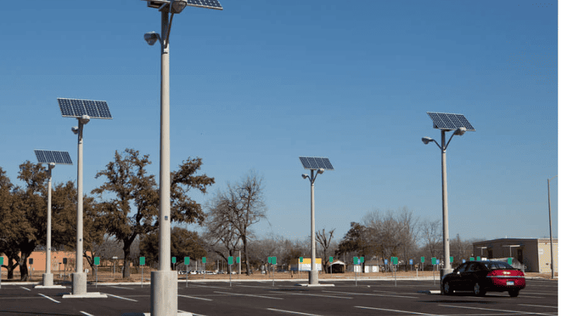 Selección de luces solares para estacionamiento debido a preocupaciones ambientales.