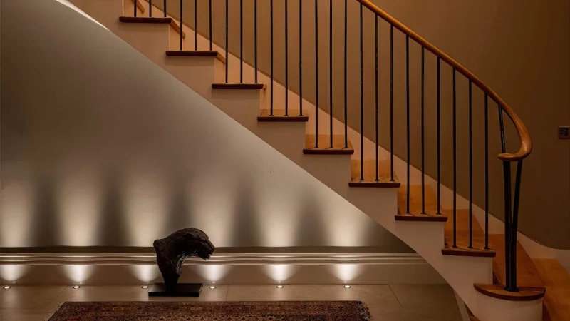 Las luces de las escaleras son la red central de tu casa.