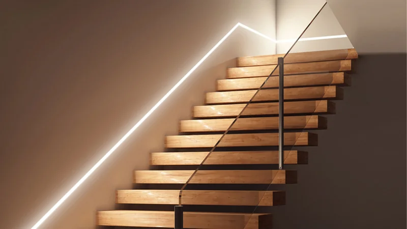 La instalación de luces punteadas en el costado de las escaleras que se elevan hacia arriba le da un ambiente encantador a las escaleras.
